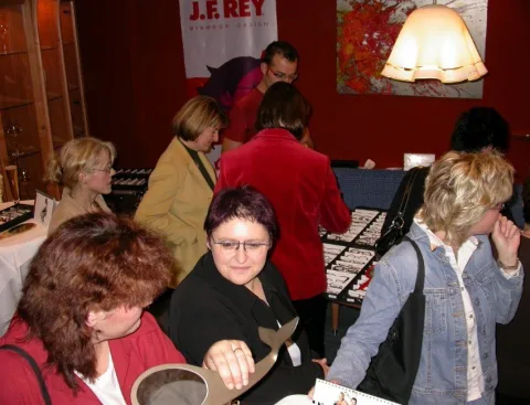 Besucherinnen am Brillentisch im Gedränge