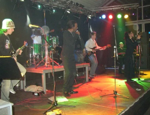 Eine Band auf der Bühne im farbigen Scheinwerferlicht
