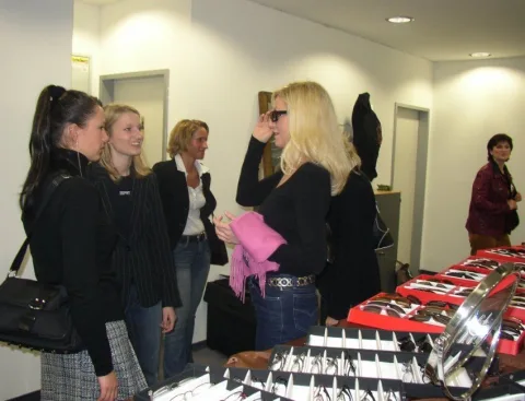 Vier Besucherinnen am Brillentisch