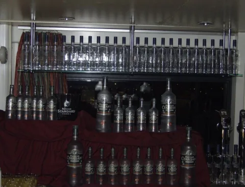 Gläserreihen hinter der Bar