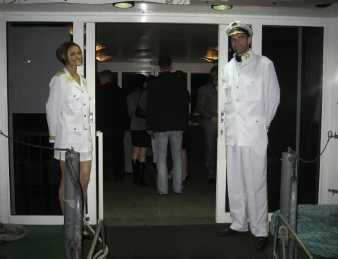 Eine Person in weißer Uniform im Türrahmen