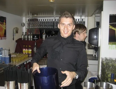 Ein Kellner mit Sektkühler hinter der Bar