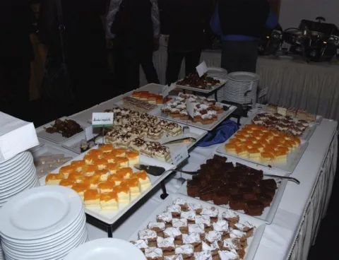 Ein Dessertbuffet mit Törtchen