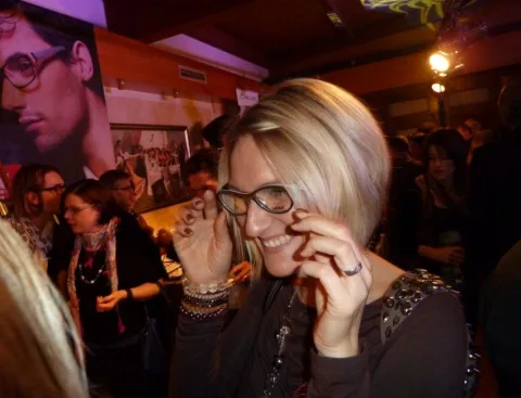 Eine Frau mit Brille telefoniert mit einem Mobiltelefon