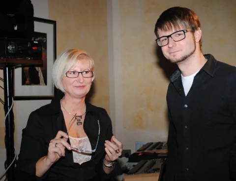 Eine Frau mit Brille steht neben einem Mann mit Brille