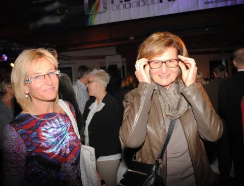 Zwei Frauen mit Brillen stehen nebeneinander