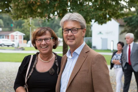 Ein Mann und eine Frau stehen nebeneinander und lächeln.