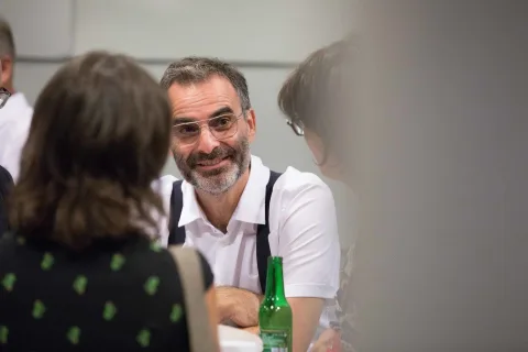 Ein Mann und eine Frau sitzen an einem Tisch und unterhalten sich.