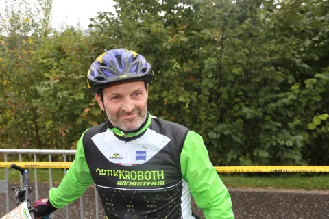 Ein Fahrer im Trikot des Optik-Kroboth-Racingteams