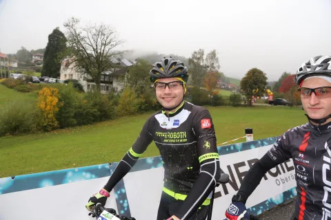 Ein junger Fahrer auf dem Rad
