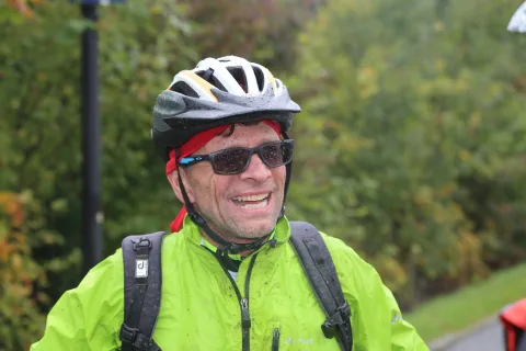 Ein Fahrer mit Helm und Sonnenbrille