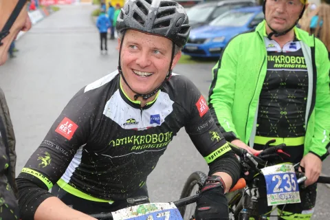 Zwei Fahrer mit Startnummer vor dem Rennen