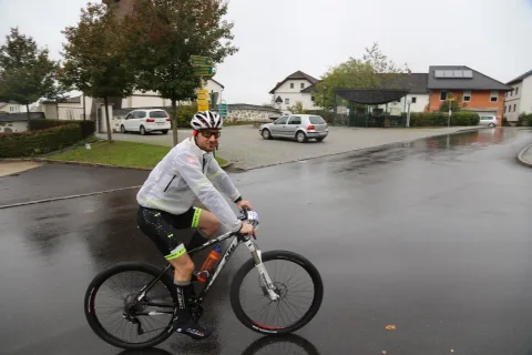 Ein Fahrer auf nasser Straße