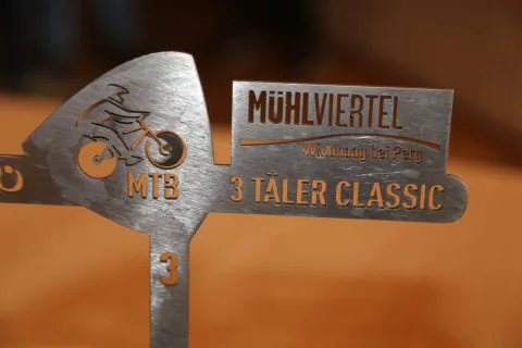 Der Pokal des Mühlviertler MTB-Bewerbs aus der Nähe