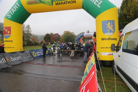 Der Startbogen im Regen