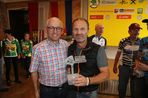 Zwei Männer mit Pokal bei der Siegerehrung
