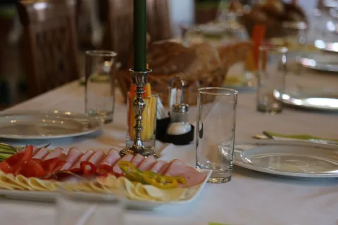 Ein gedeckter Tisch mit Gläsern und Vorspeise