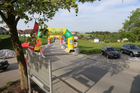 Der Start- und Zielbogen an der Straße