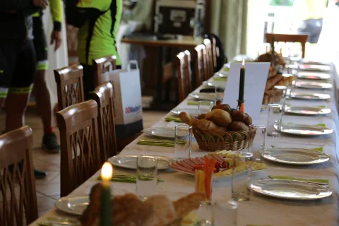 Ein gedeckter Tisch mit Brotkorb