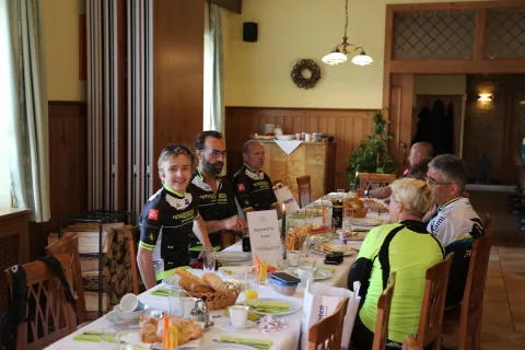 Fahrer an einer gedeckten Tafel