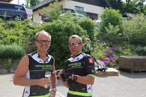 Zwei Fahrer mit Biergläsern