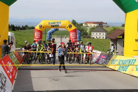Fahrer am Start, davor die Absperrung