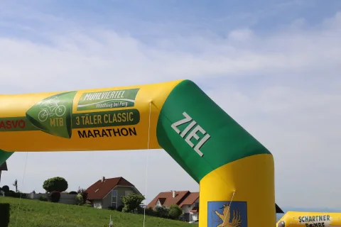 Der Zielbogen vor grüner Landschaft