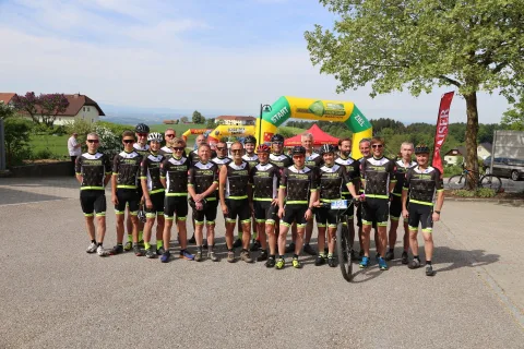 Die Mannschaft im Gruppenbild mit Rädern