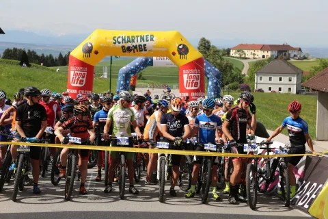 Fahrer am Start in Reihen