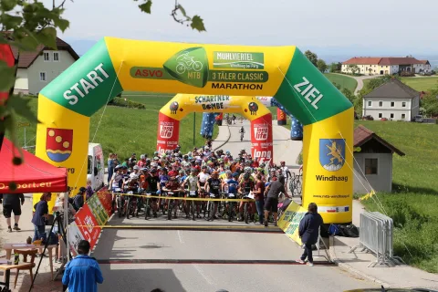 Blick auf den Start- und Zielbogen mit Fahrern