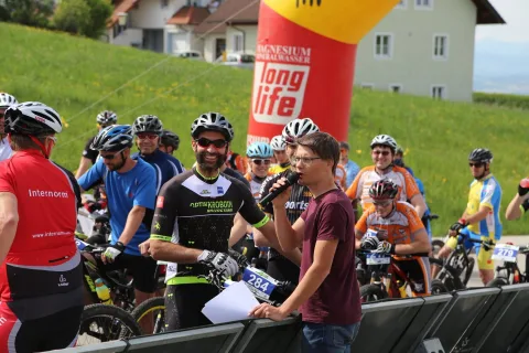 Fahrer und Zuschauer an der Absperrung