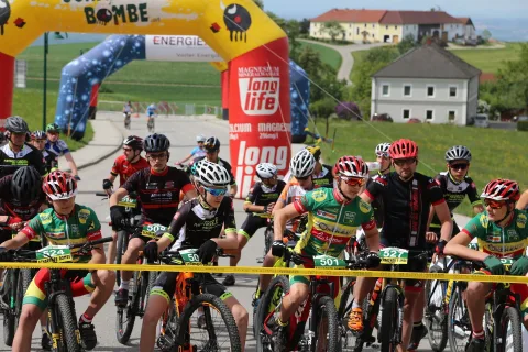 Fahrer im Startblock hinter dem Absperrband