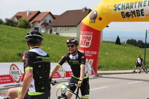 Zwei Fahrer unterhalten sich vor dem Start