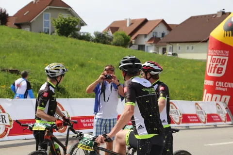 Ein Fahrer trinkt vor dem Start