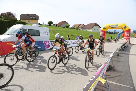 Fahrer fahren nach dem Start davon