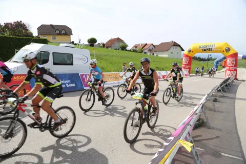 Fahrer auf der Strecke nach dem Start