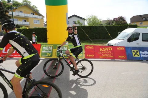 Ein Fahrer fährt an der Bandenwerbung vorbei