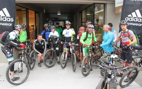 Mountainbiker sammeln sich vor dem Geschäft zum Start der Ausfahrt