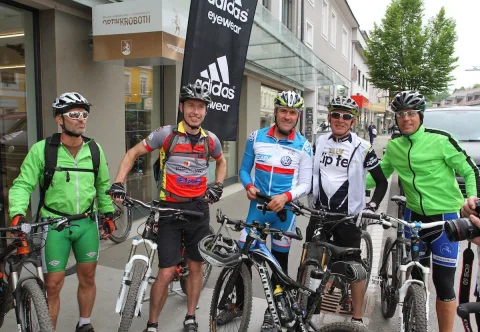 Eine Gruppe Radfahrer wartet mit ihren Rädern auf der Straße vor dem Start