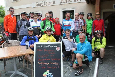 Die Teilnehmergruppe versammelt sich zum Gruppenfoto vor dem Gasthaus Ahorner