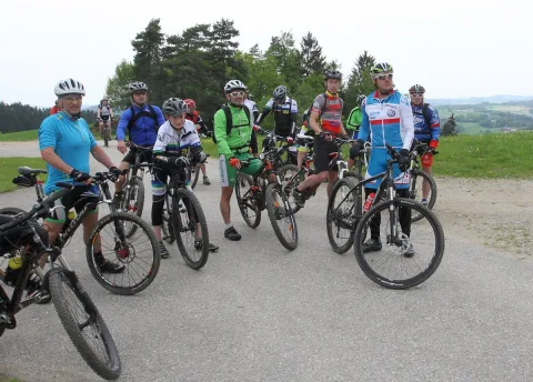 Eine Gruppe Radfahrer steht nach der Ankunft mit ihren Rädern beisammen