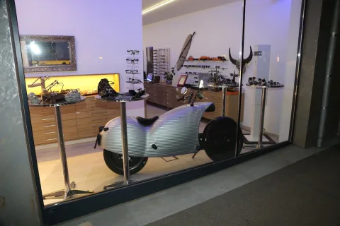 Ein Liegerad hinter einer Glasscheibe im Schaufenster des Geschäfts
