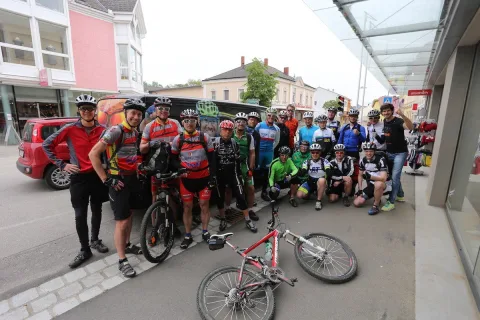 Eine große Gruppe Radfahrer sammelt sich mit ihren Rädern in der Ortsdurchfahrt