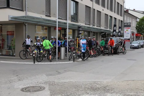 Radfahrer machen sich auf der Straße vor dem Geschäft zur Abfahrt bereit
