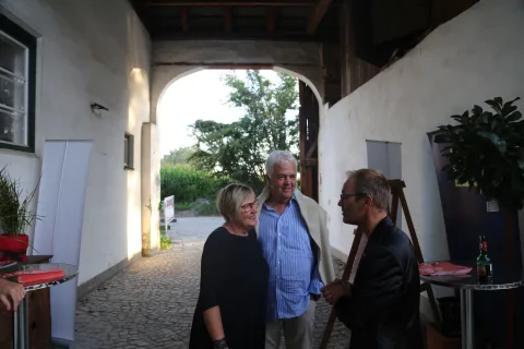 Ein Mann und eine Frau stehen nebeneinander in einem Flur.