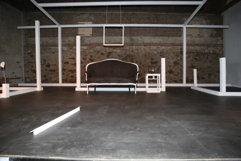 Ein leerer Raum mit einer Couch und einem Tisch
