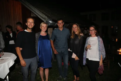 Eine Gruppe von Menschen posiert auf einer Party für ein Foto.