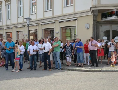 Eine große Gruppe von Menschen steht vor einem Gebäude
