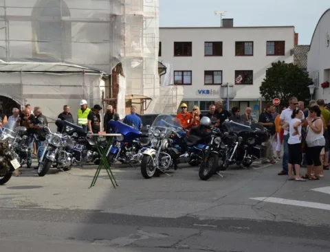 Motorräder auf der abgesperrten Straße vor den Häusern
