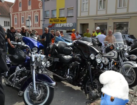Geparkte Motorräder in der Straße